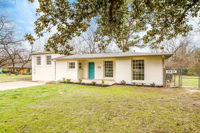 Building Photo - Fully Remodeled 3 Bed, 2 Bath Home in River Oaks w/ Basement- 76114