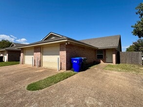 Building Photo - 1617 Breezy Dr