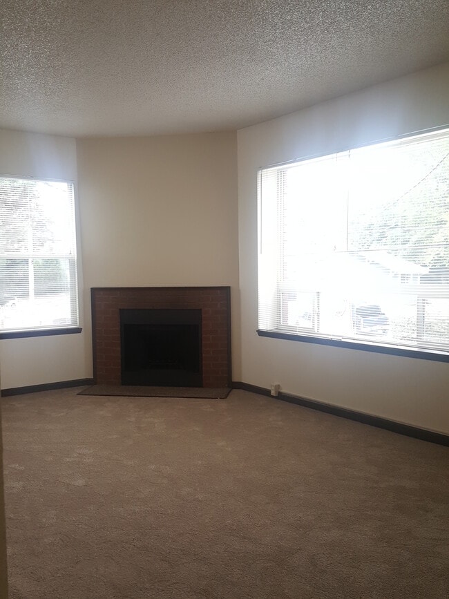 Building Photo - 402 6th St