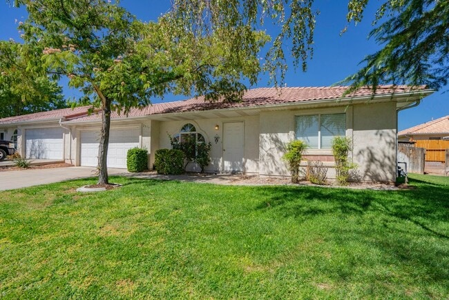 Building Photo - 3 Bedroom Townhome Near Red Cliffs Mall