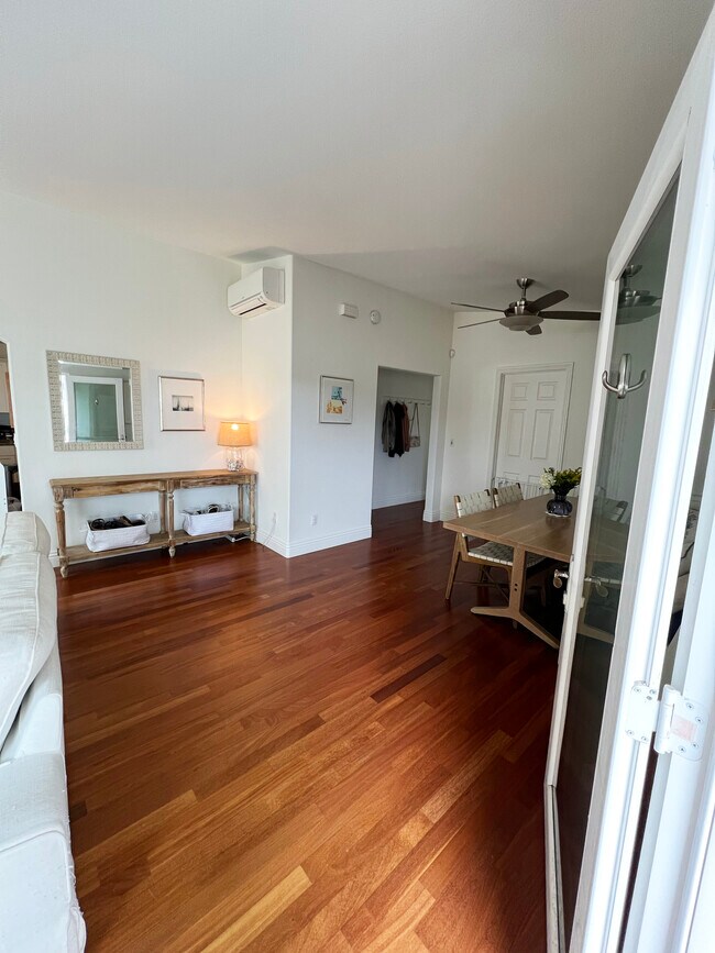 Entryway - 7531 Herschel Ave