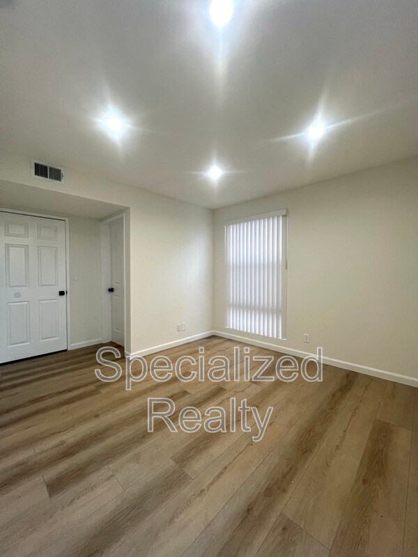 Foto del edificio - 7038 Vesper Ave