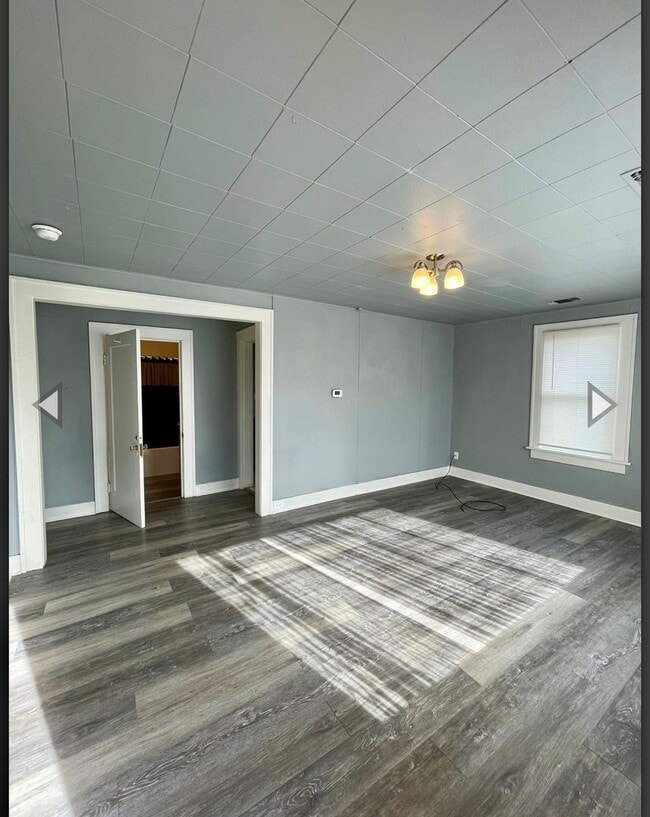 Building Photo - Available Now! Pet-Friendly Updated 2 Bedr...
