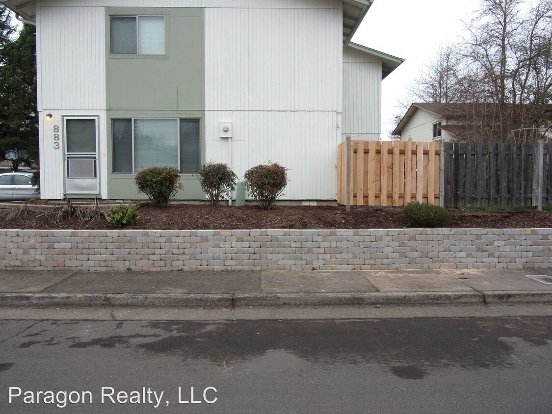 Foto principal - 2 br, 1 bath Apartment - 883 NW Oak Ave.