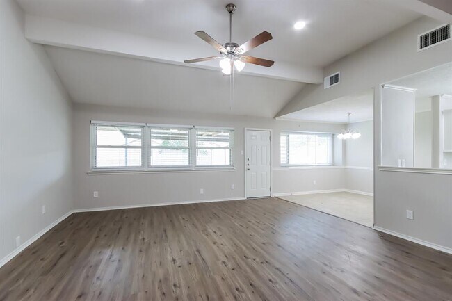Foto del edificio - 910 River Creek Dr