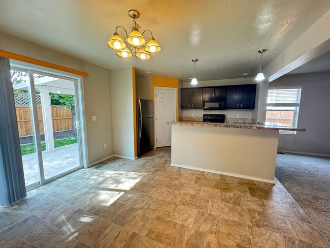 Building Photo - MOVE IN TODAY! Single level floorplan in d...