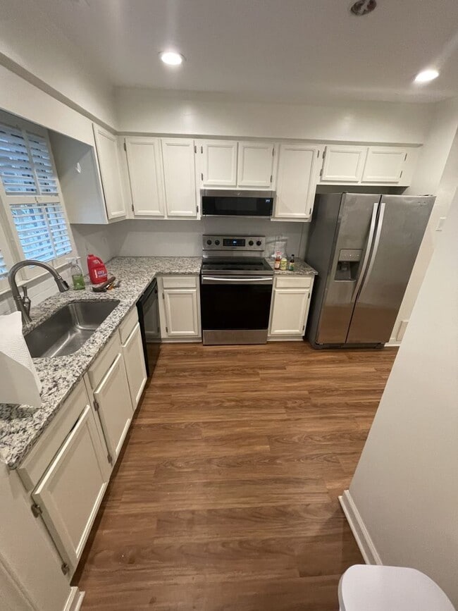 Building Photo - 2 Bedroom 2.5 Bathroom Townhome!