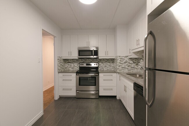 Building Photo - 4800 Maisonneuve Blvd W