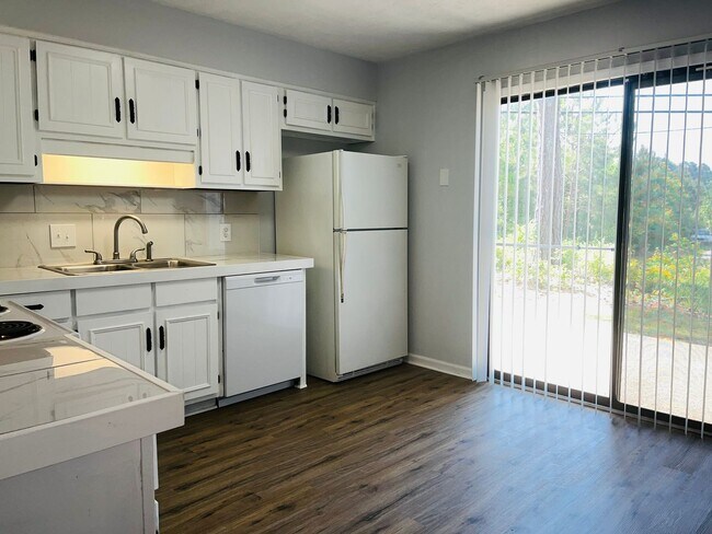 Building Photo - 104 Peachtree Ct