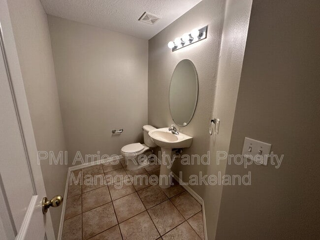 Foto del edificio - 6955 Lake Eaglebrooke Dr