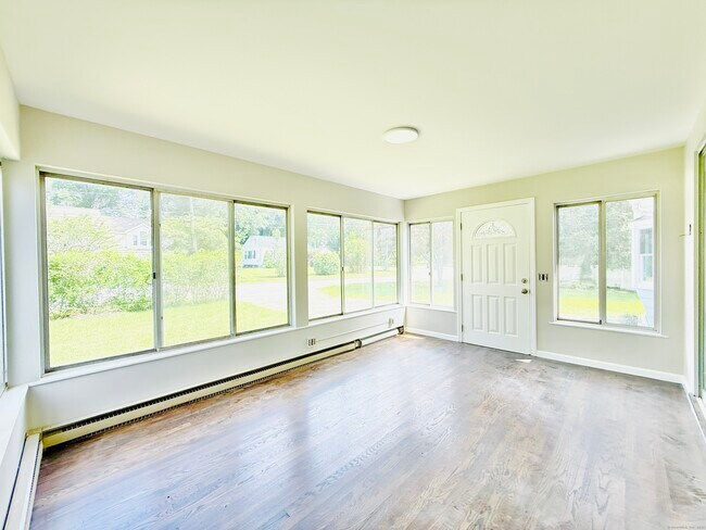 Building Photo - 10 Meadowpark Ave W
