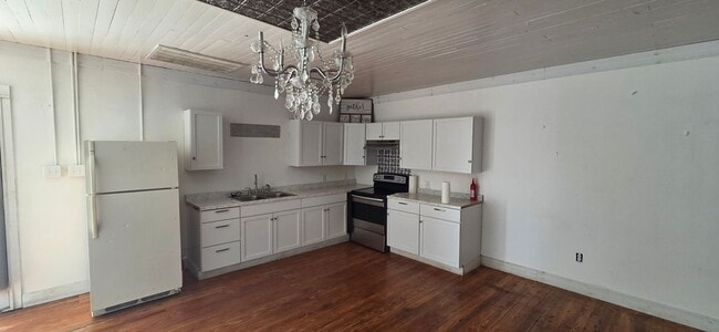 Foto del edificio - Large home on a corner lot in Ville Platte