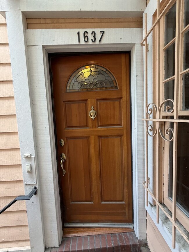 Photo - 1637 Lake St House