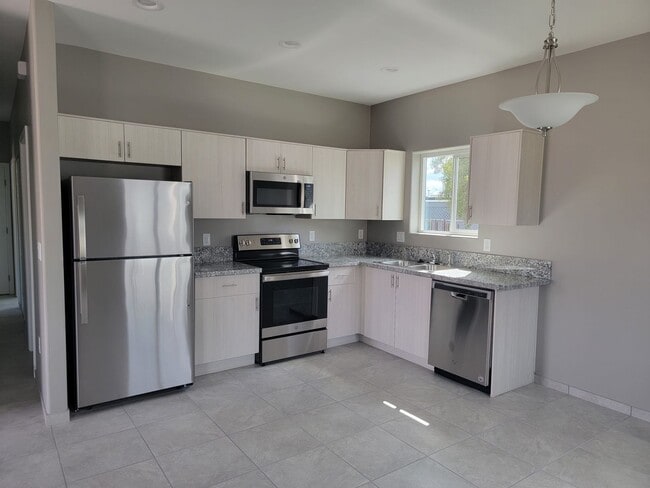 Foto del edificio - COMING SOON! Brand New 3BR 2BA Unit w/ Central A/C • Stainless Kitchen in Tucson
