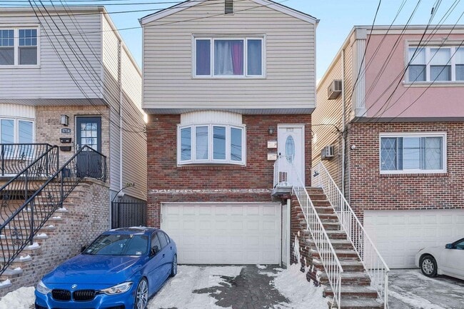 Building Photo - 5712 Broadway