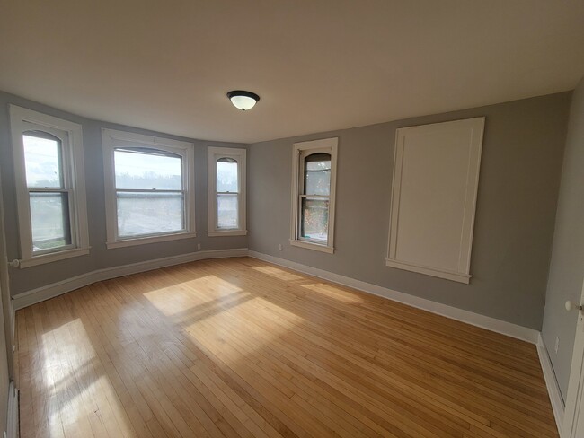 Building Photo - Stunning 3 bedroom near downtown Milwaukee!