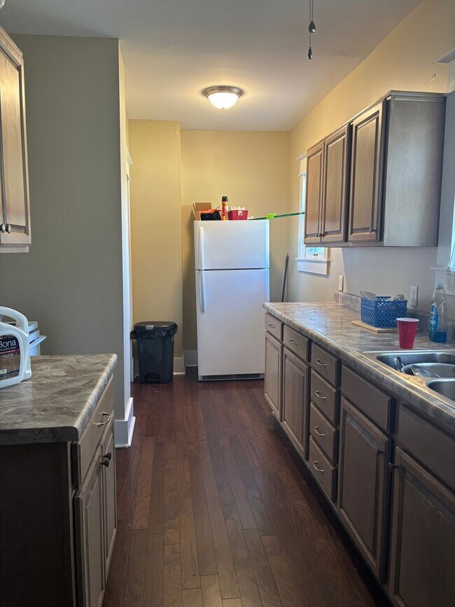 Building Photo - 5 Bed/2 Bath in California Neighborhood