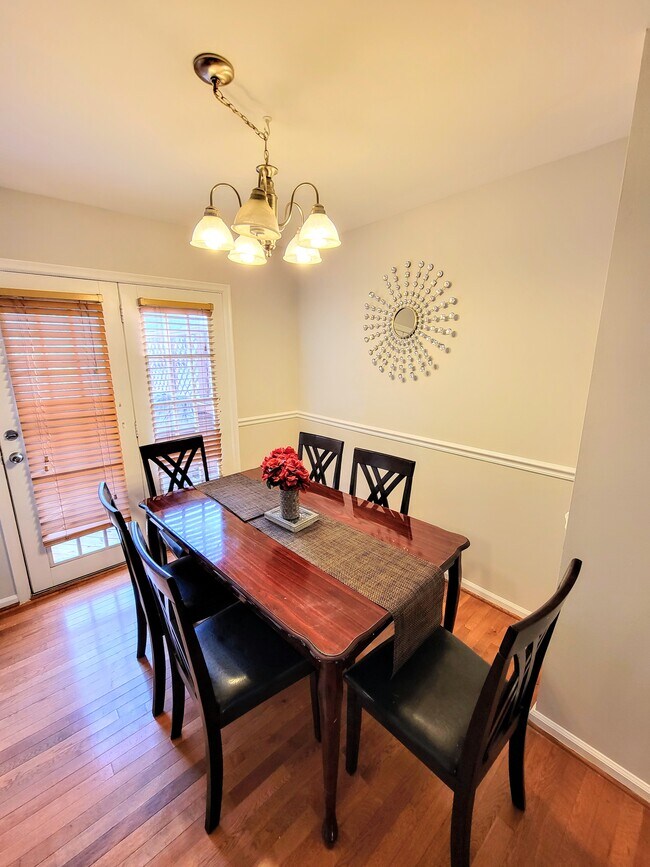 Foto del edificio - 725 Herndon Woods Ct