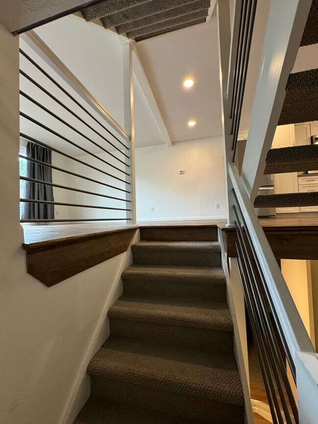 Building Photo - Newly Renovated Two Bedroom Townhouse, Hon...