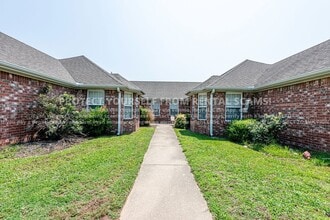 Building Photo - 245 Ravenwood Rd