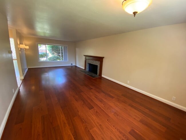 Building Photo - 3 Bed 2 Bath Single Family Home In Hayward