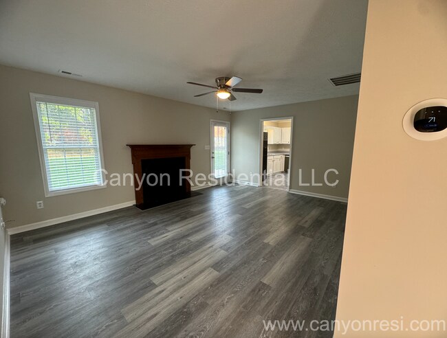 Foto del edificio - 229 Lakeside Rd