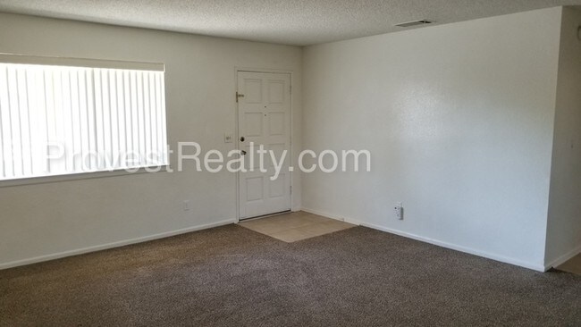 Building Photo - Apple Valley Duplex!!!