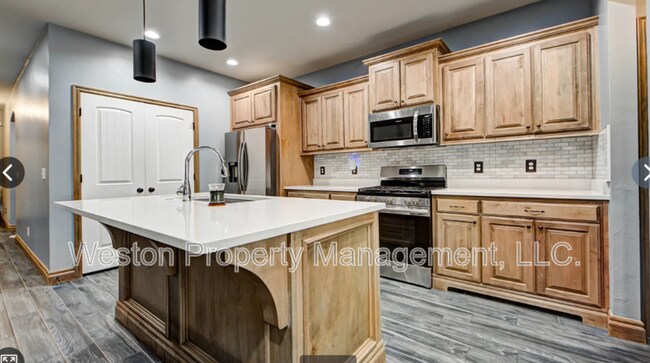 Building Photo - 4216 Royal Garden Dr