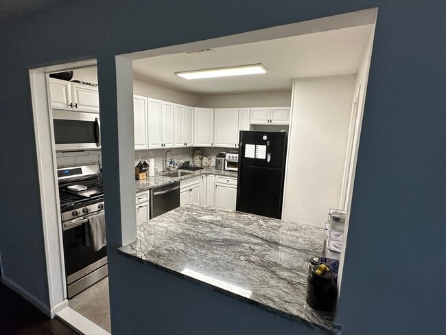Building Photo - 281 College Dr