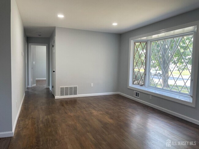 Building Photo - 647 S Washington Ave