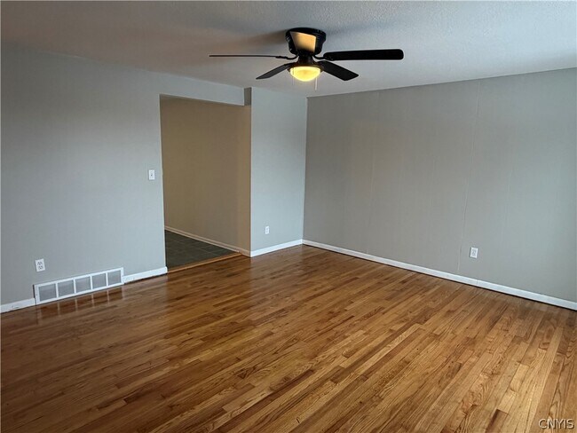 Foto del edificio - 8587 Caughdenoy Rd