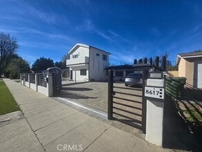 Building Photo - 8613 Oakdale Ave