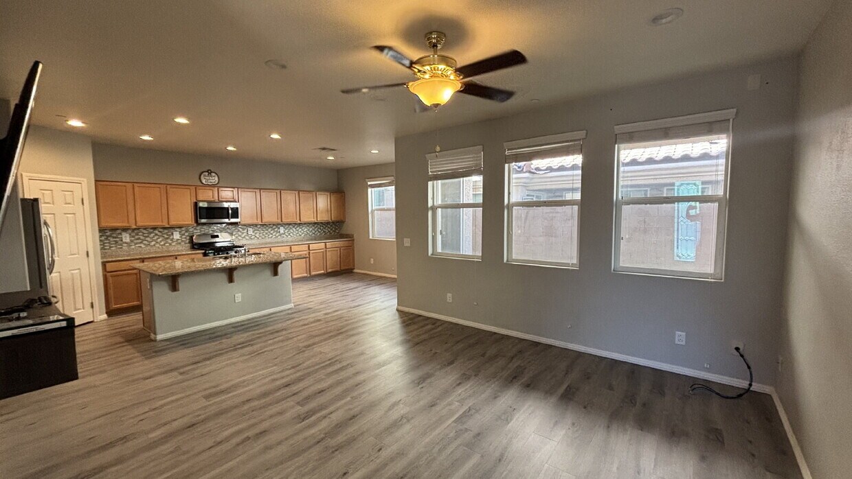 Foto principal - 4 Bed, 3 Bath