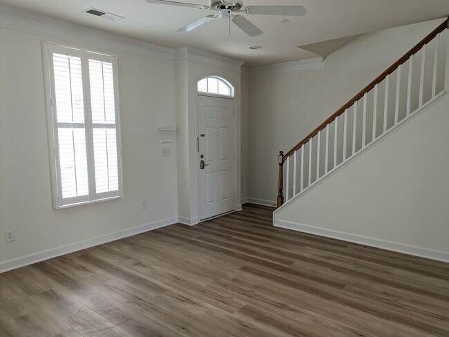 Building Photo - Townhome in Morrison Plantation!