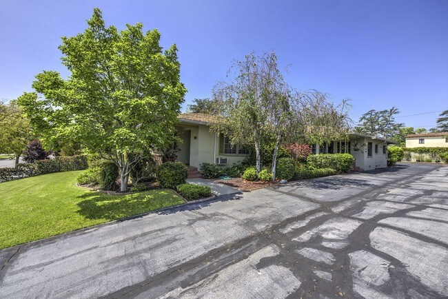 Building Photo - 543 South Sierra Madre Boulevard