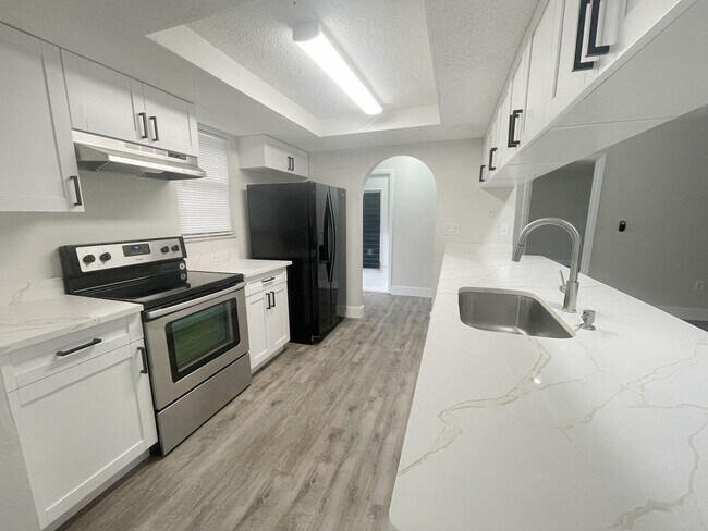 Foto del edificio - Beautifully updated 2/2, Available Now!