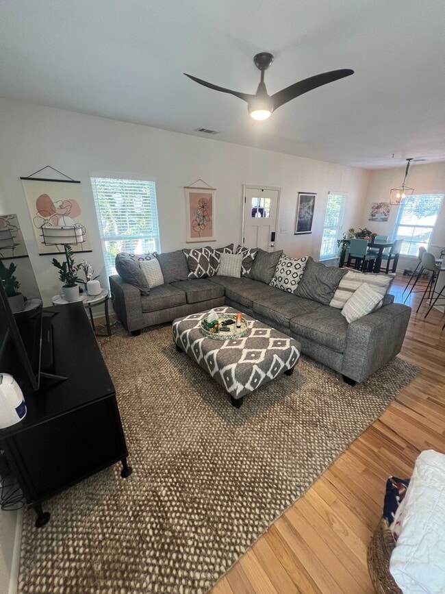 Building Photo - 4 Bedroom with Office Space Near Tulane/Loyola Text (510)-631-1171 for more info!