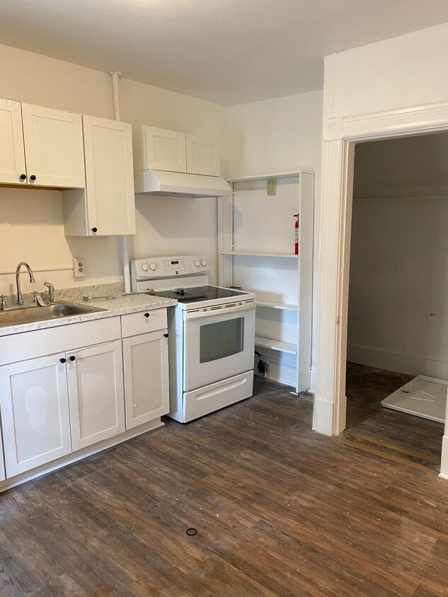 2nd Fl Apt with large pantry and laundry area with washer and dryer - 56 King St (Burlington, VT)