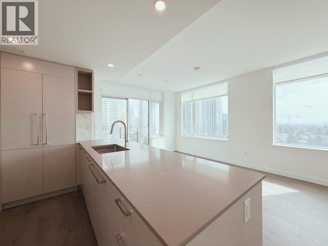 Building Photo - 6468-6468 Willingdon Ave