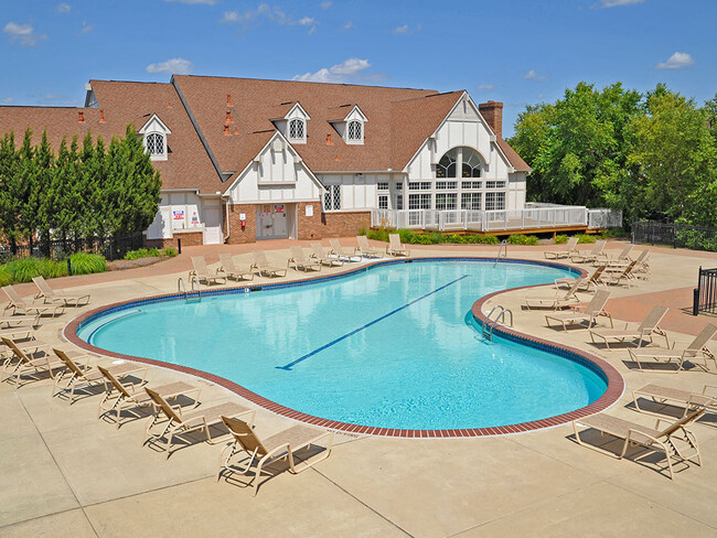 Piscina y solario - The Springs Apartment Homes