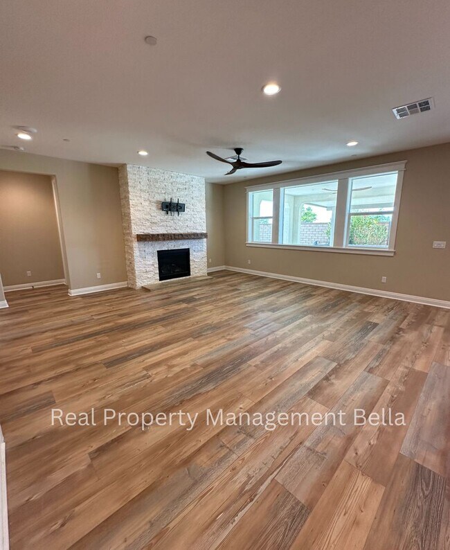 Building Photo - Gorgeous 3-Bedroom Single-Story Home with ...
