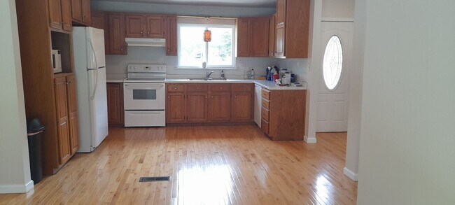 Building Photo - Coming In June - Great 4 bedroom 1.5 bath ...
