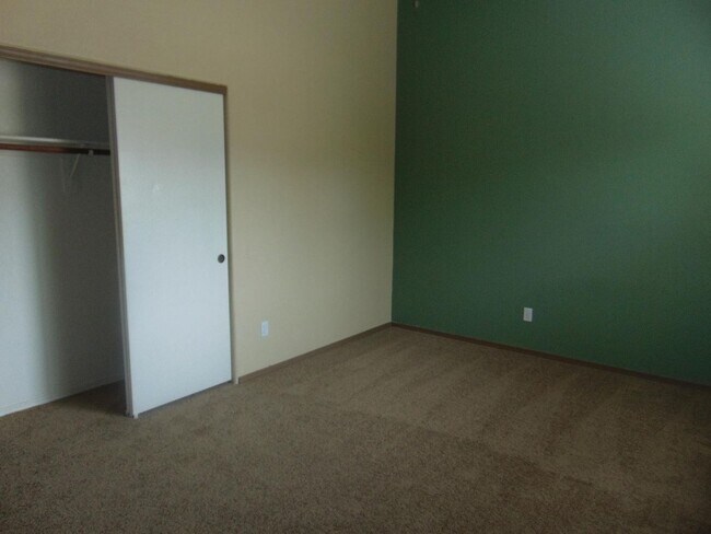 Building Photo - COMING SOON!! Eastside 3 Bed/2 Bath by Lak...