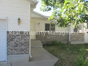 Building Photo - 295 Willow Dr