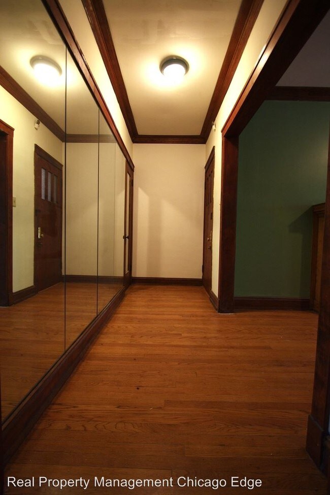 Building Photo - 1404 W Thorndale Ave