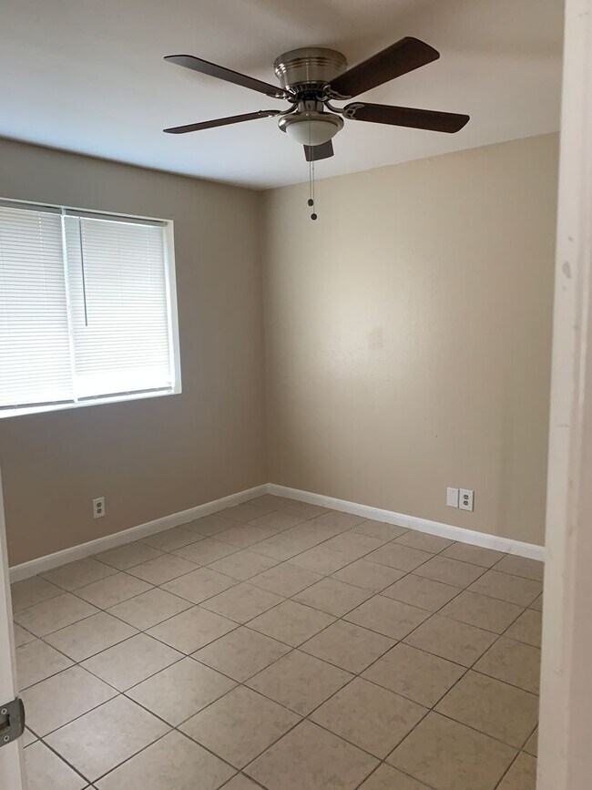 Foto del edificio - Newly refreshed spacious 2bedrooms,2 baths duplex in Eagle Lake, TX.