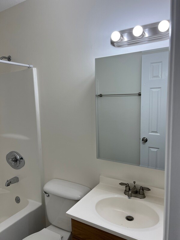 Building Photo - 800 Lullwater Rd