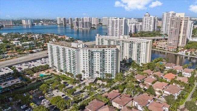 Foto del edificio - 19380 Collins Ave