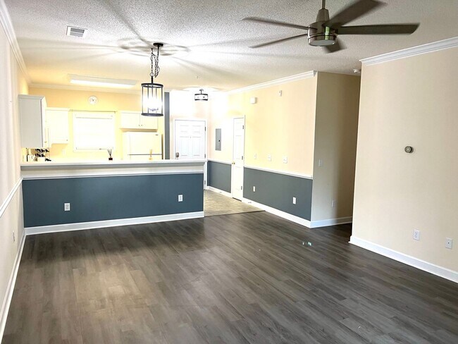 Foto del edificio - First Floor, 2 Bedroom, 2 Bath Condo with Screened Patio! Community Pool!