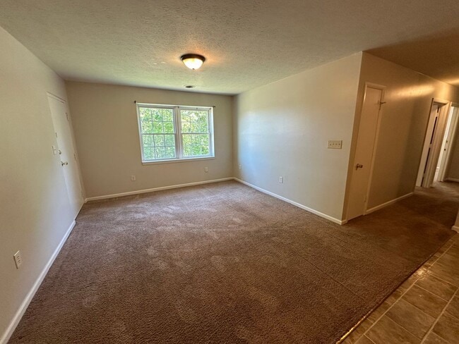 Building Photo - Beautiful and spacious 2 bed, 1 bath apart...